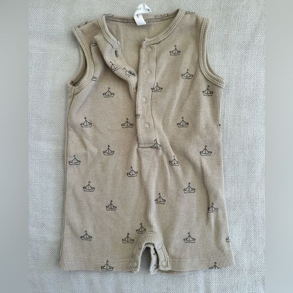Quincy Mae Ribbed Henley Romper with Boats 0-3 Months - Picture 2 of 3